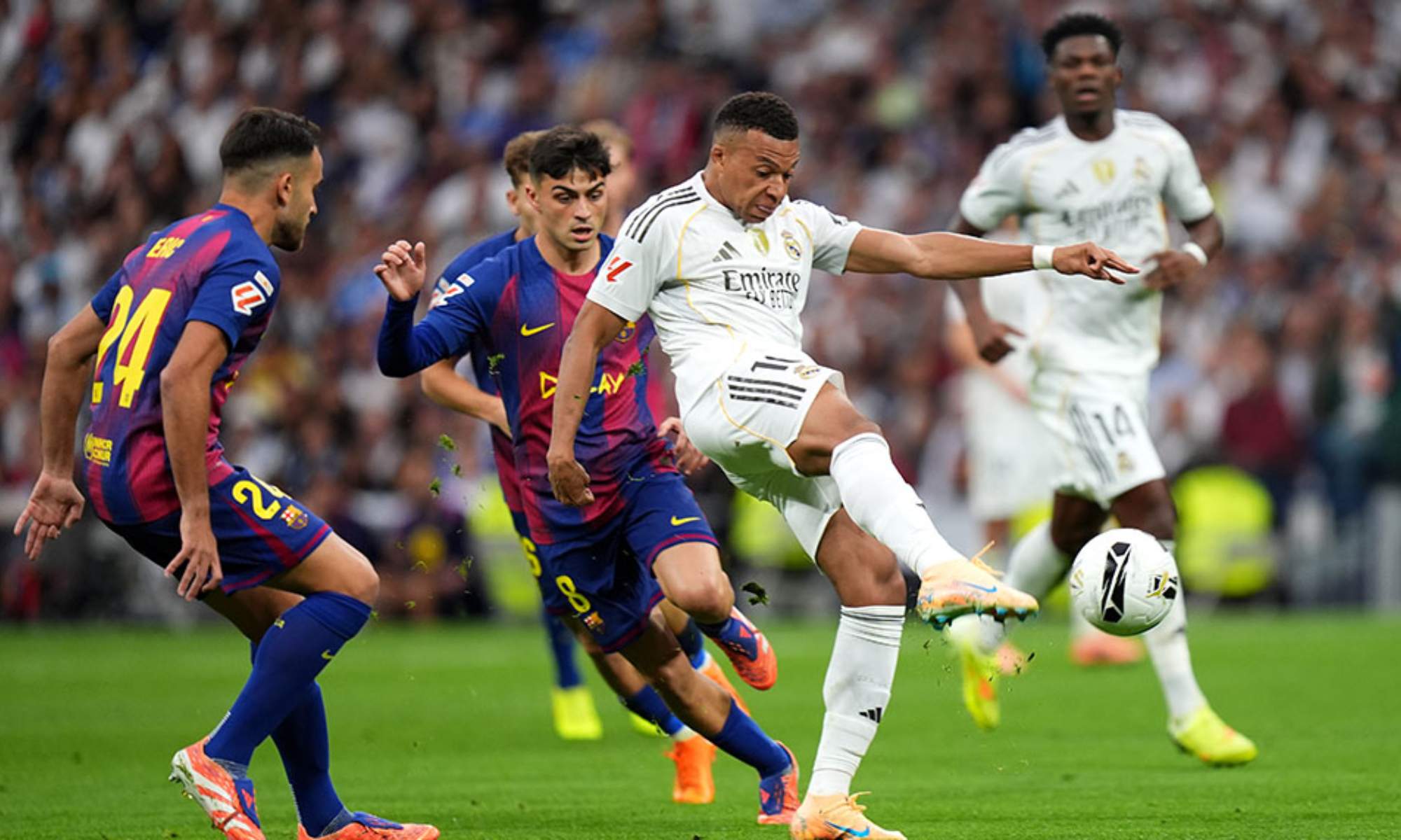 Kylian Mbappé, chutando un balón en un partido contra el Barcelona durante esta campaña.