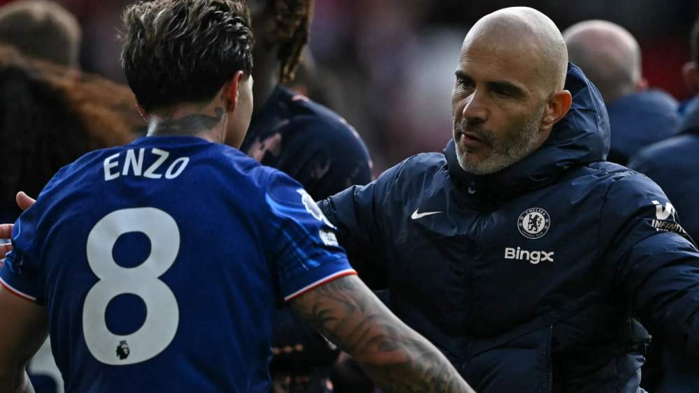Enzo Fernández, con Enzo Maresca, durante un partido del Chelsea.