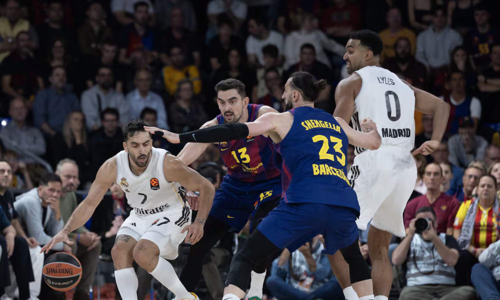 Facundo Campazzo, con una posesión, durante el partido de este viernes entre el Real Madrid y el Barcelona en la Euroliga.