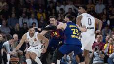 Facundo Campazzo, con una posesión, durante el partido de este viernes entre el Real Madrid y el Barcelona en la Euroliga.