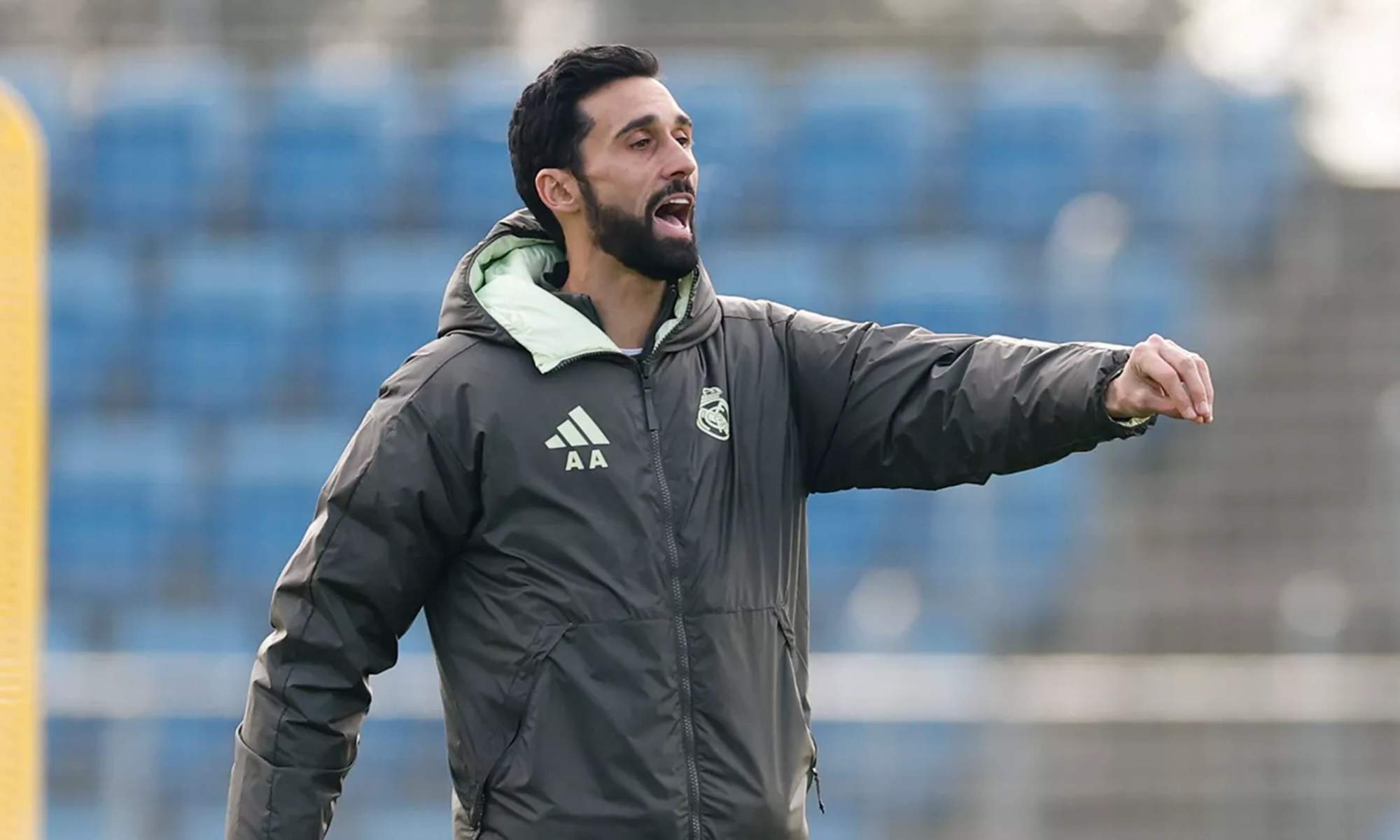 Álvaro Arbeloa, dirigiendo un entrenamiento reciente del primer equipo del Real Madrid en Valdebebas.