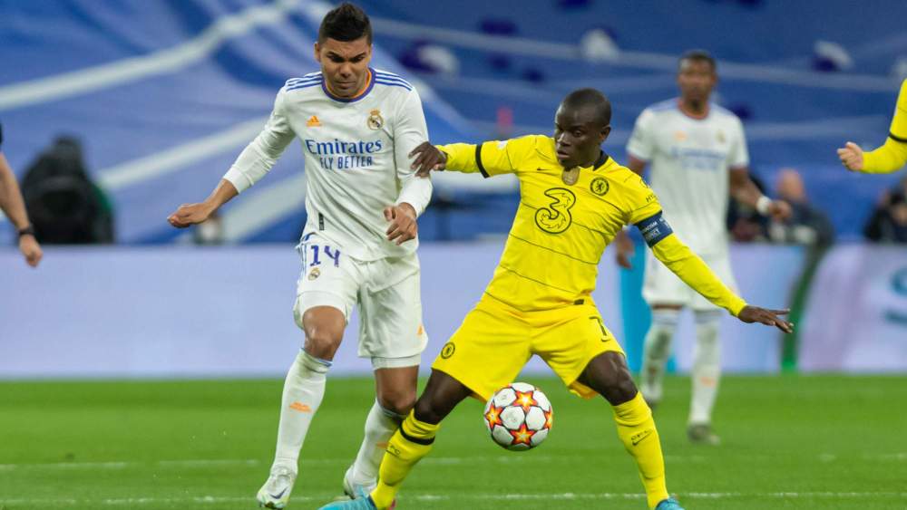 N’Golo Kanté, peleando por Casemiro para hacerse con un balón, durante un partido de Champions entre el Chelsea y el Real Madrid.