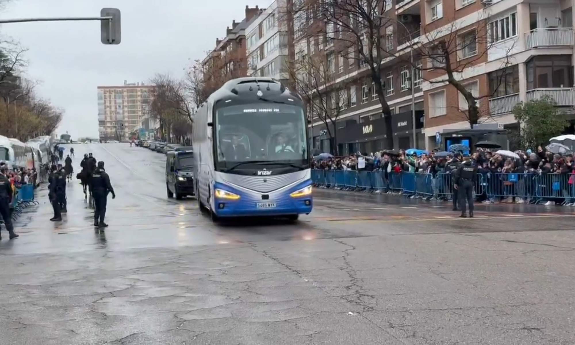 Menos pitos de los esperados al autobús del Real Madrid tras la debacle copera en Albacete