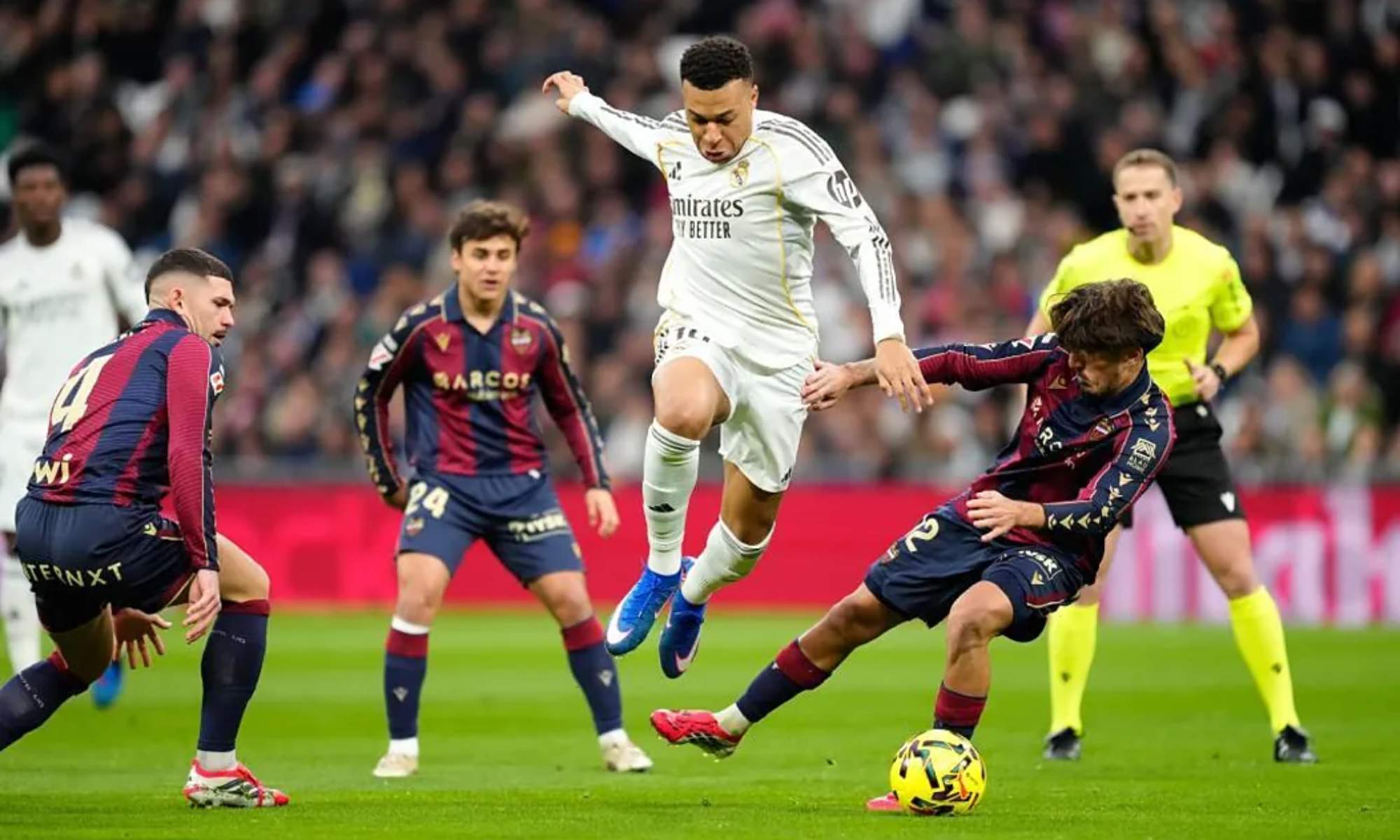 Kylian Mbappé, saltando para evitar la entrada de Unai Vencedor, durante el partido de esta tarde entre el Real Madrid y el Levante.