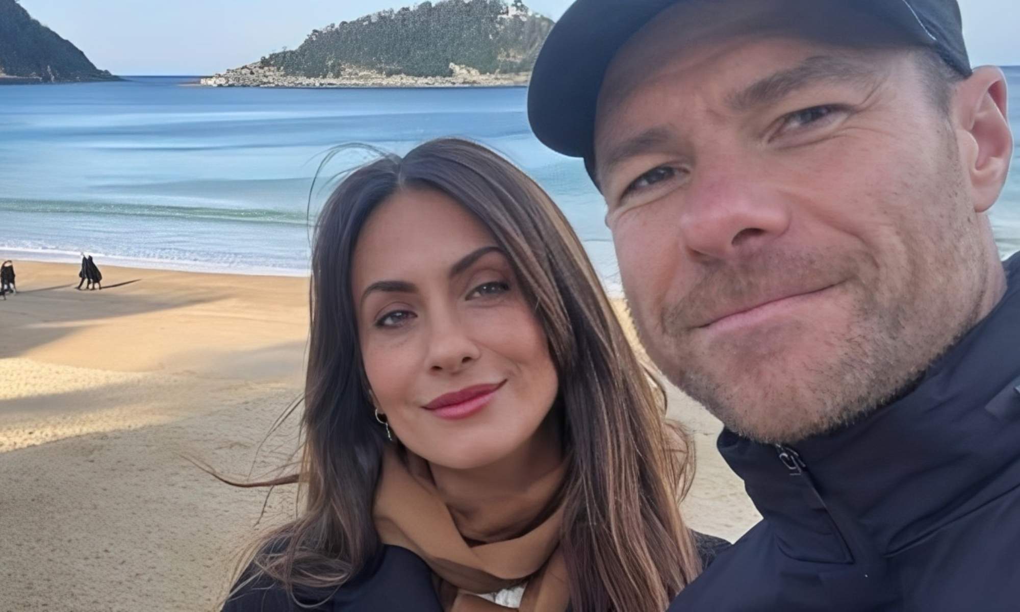 Xabi Alonso, junto a su mujer, Nagore Aranburu, en la Playa de la Concha de San Sebastián.