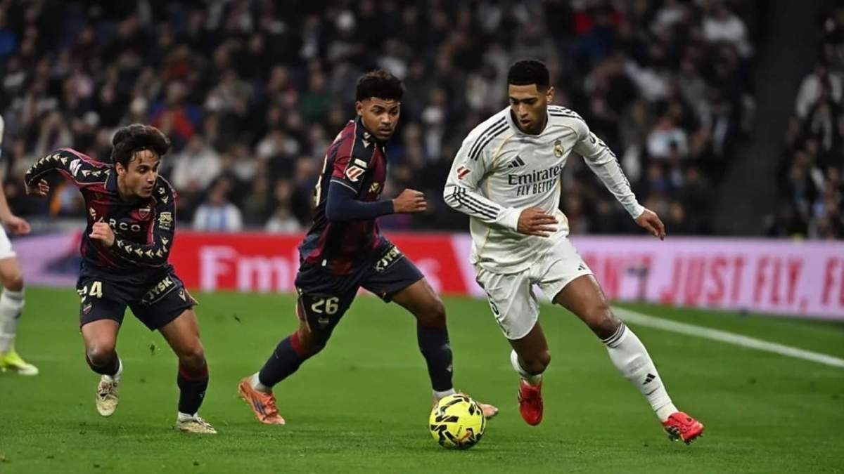 Jude Bellingham, con un balón controlado por una banda, en una jugada de la primera parte entre el Real Madrid y el Levante.