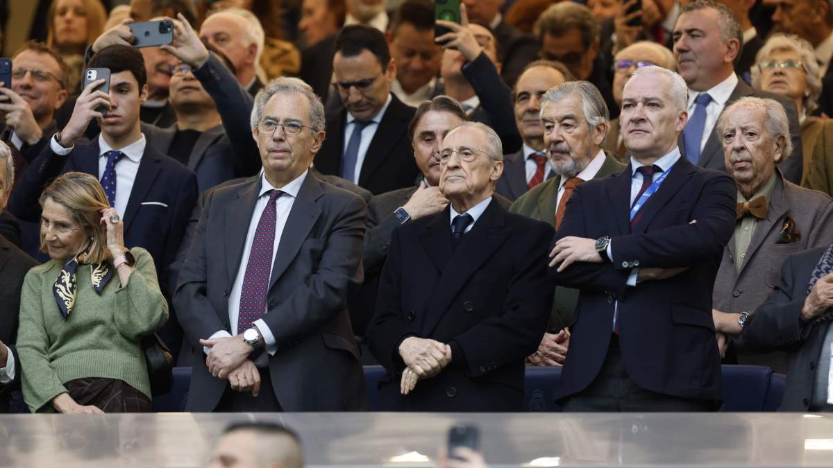 Florentino Pérez en el palco durante el partido ante el Levante