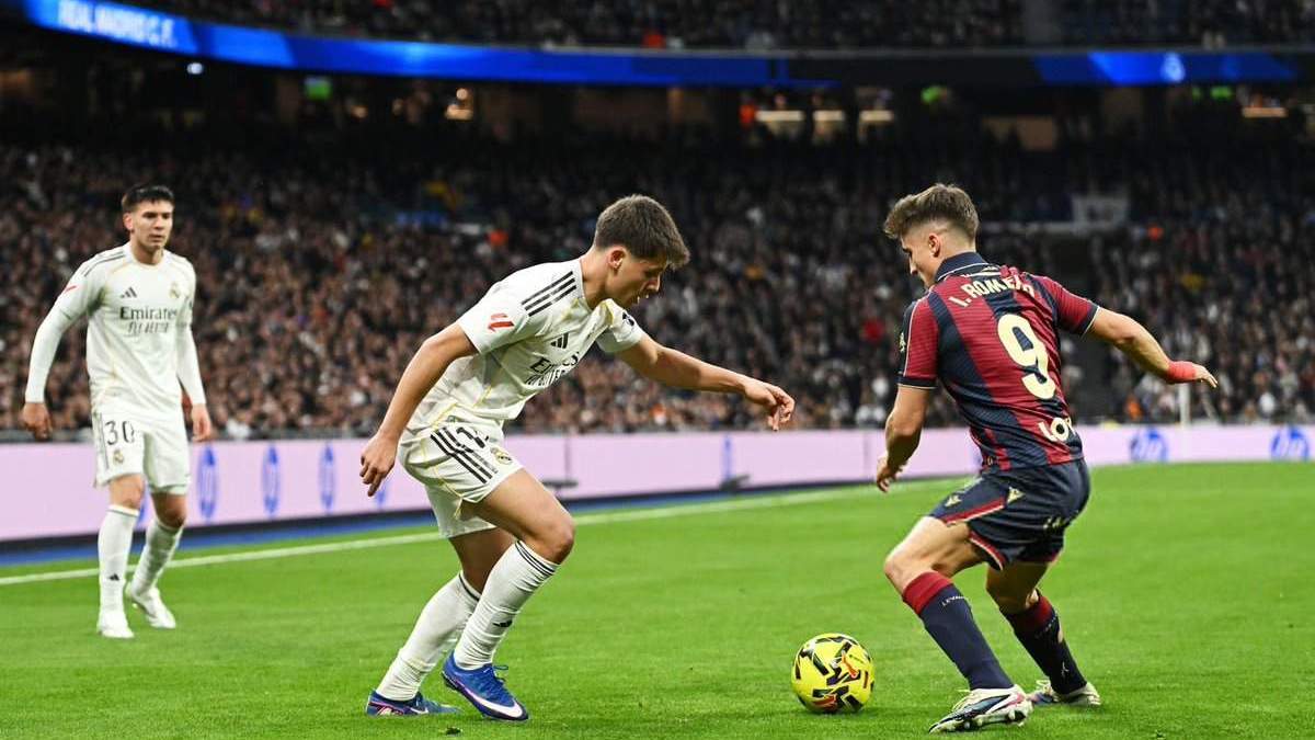 Arda Güler en un lance del juego en el partido ante el Levante