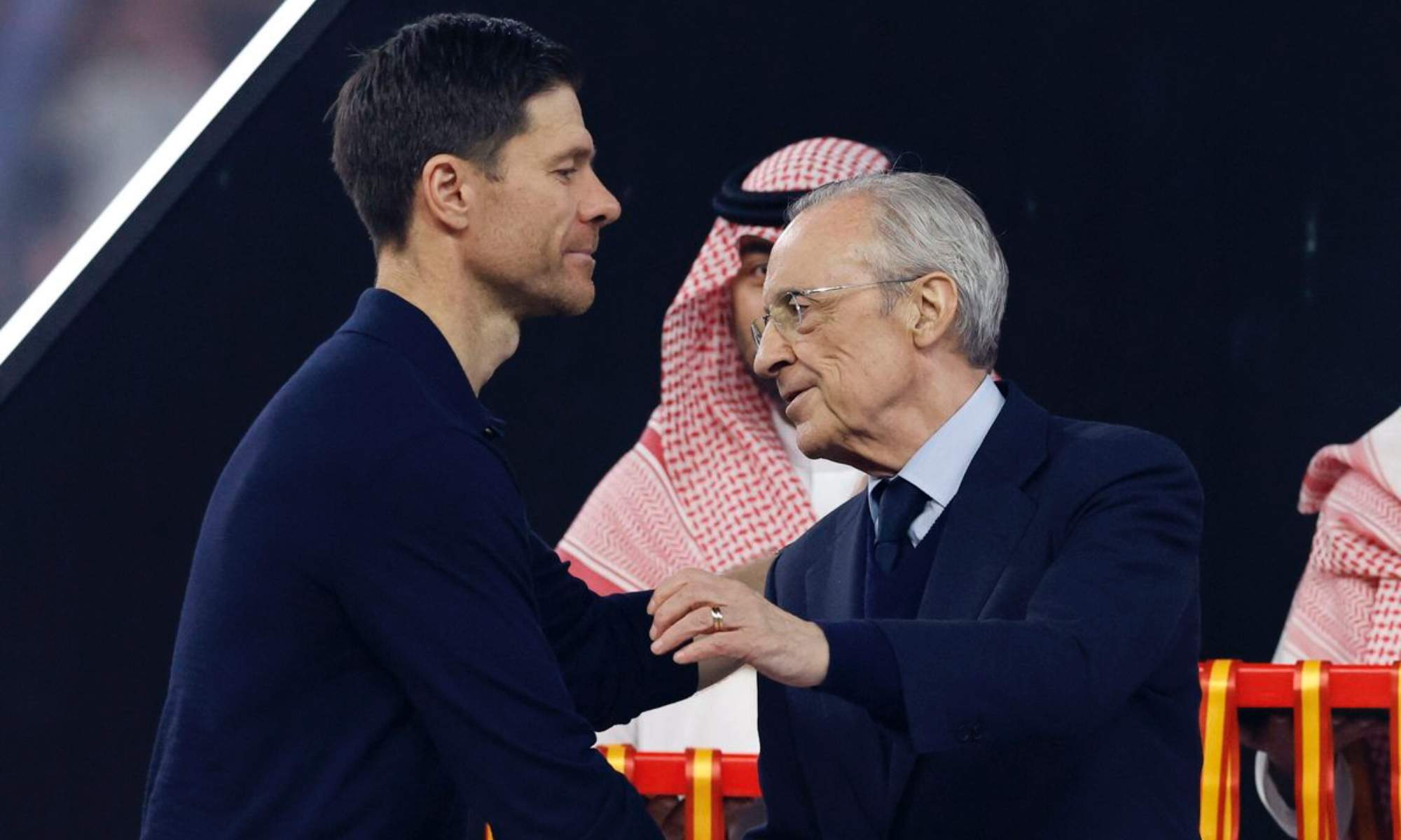 Florentino Pérez y Xabi Alonso, saludándose hace una semana en la final de la Supercopa de España.