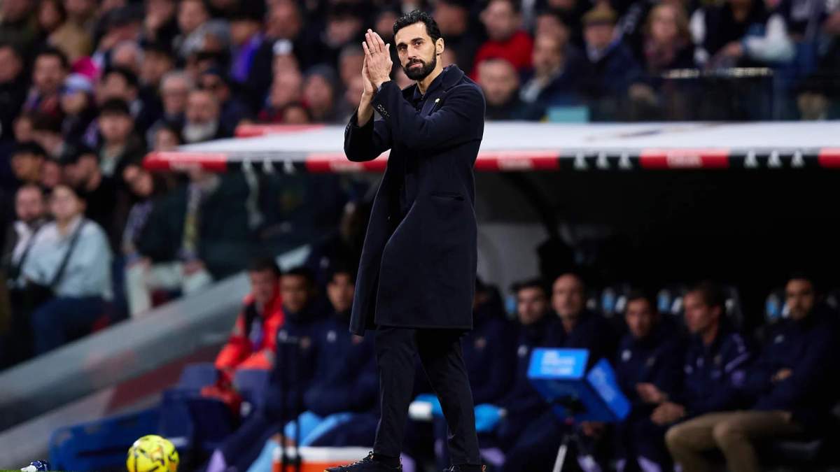 Álvaro Arbeloa, durante el partido del Levante, agradece el apoyo de la afición del Bernabéu.