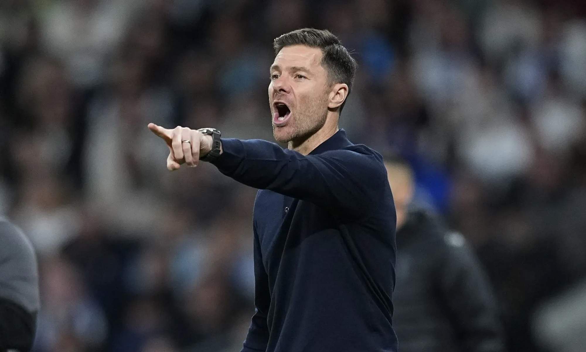 Xabi Alonso dirigiendo un partido del Real Madrid.