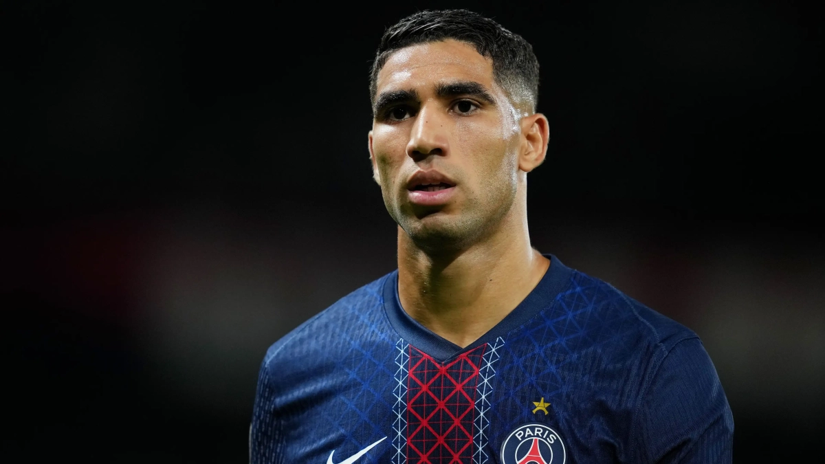 Achraf Hakimi jugando un partido con el PSG. 