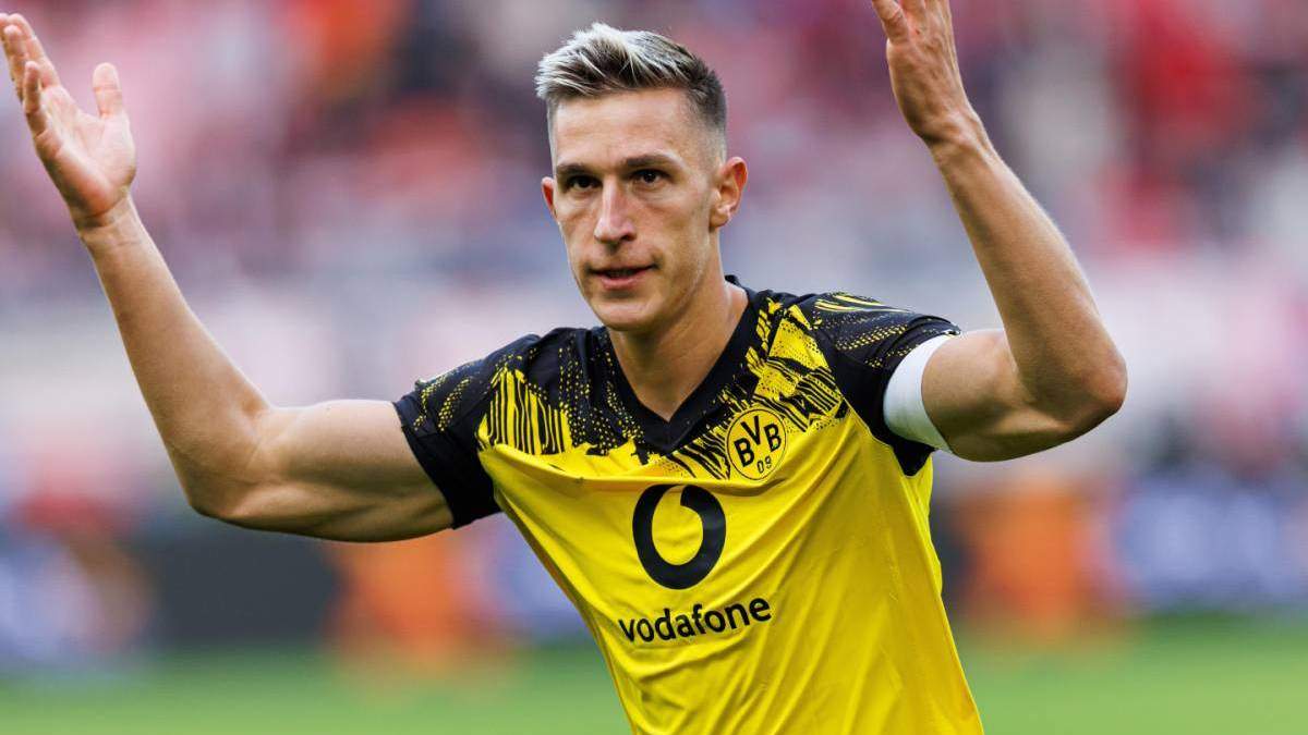 Nico Schlotterbeck jugando un partido con el Borussia Dortmund.