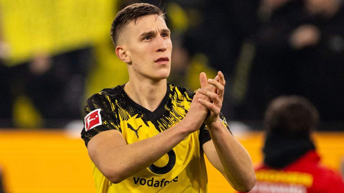 Nico Schlotterbeck aplaudiendo en un partido con el Borussia Dortmund. 