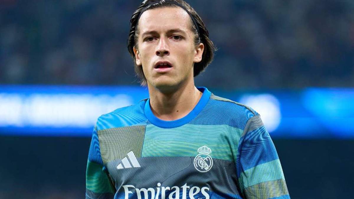 Álvaro Carreras durante un calentamiento con el Real Madrid.