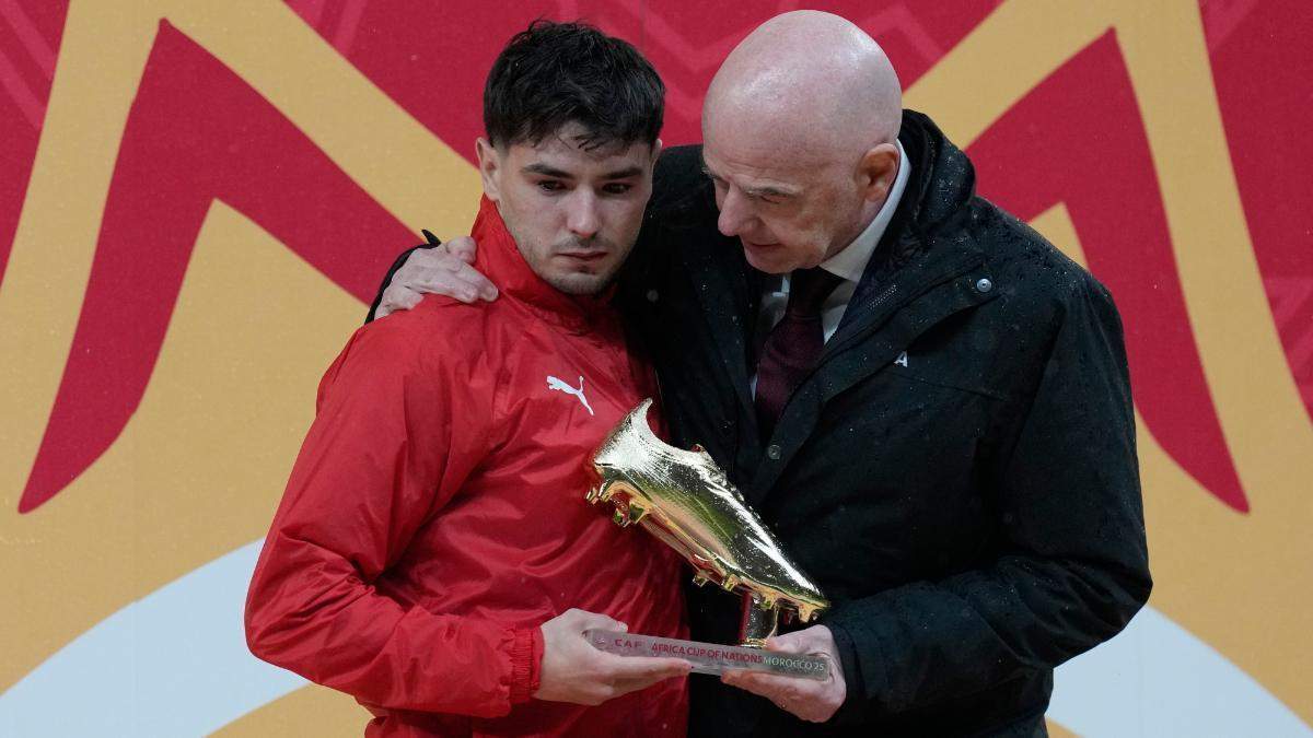 Brahim Díaz con Infantino tras la final de la Copa África