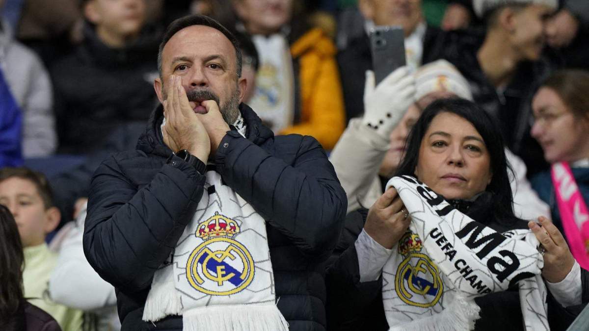 Aficionado del Real Madrid silbando