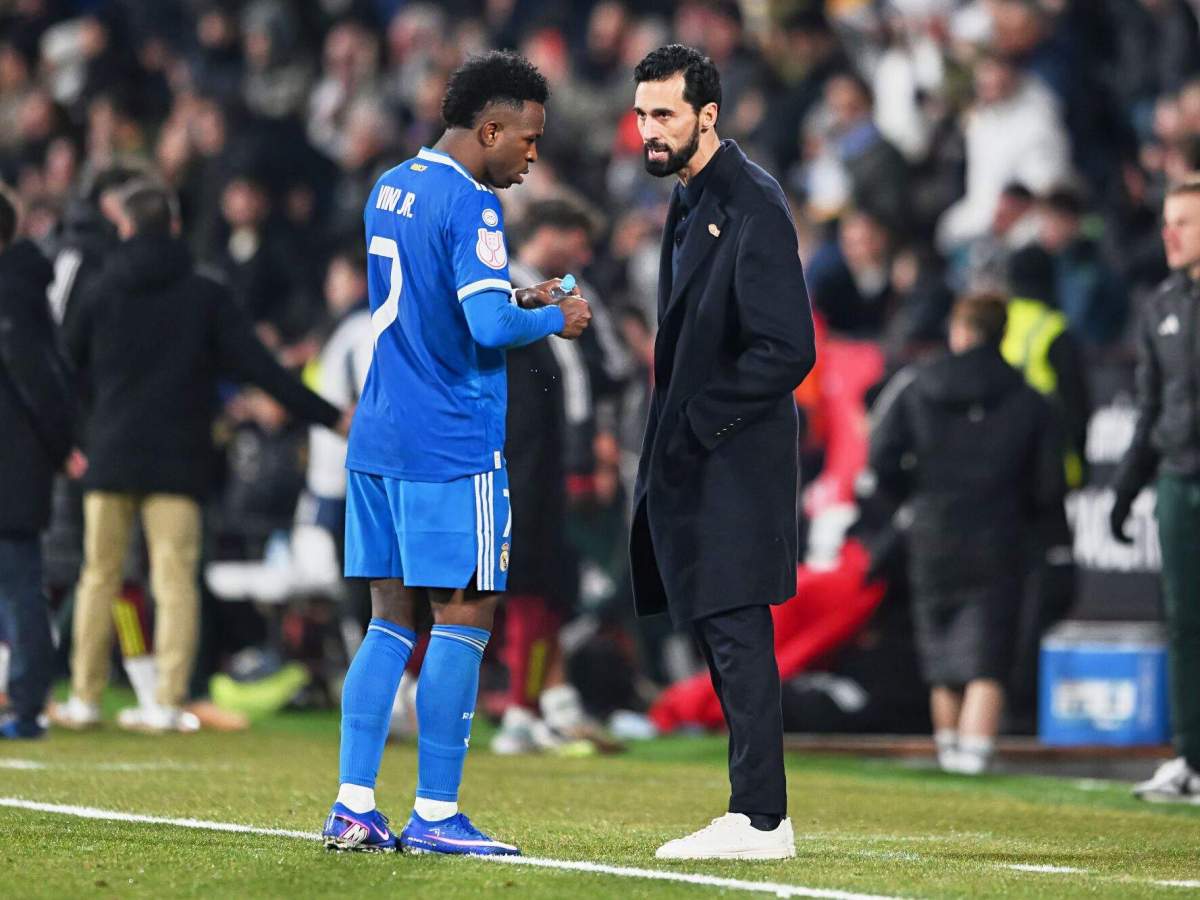 Álvaro Arbeloa hablando con Vinícius Júnior en un partido del Real Madrid.