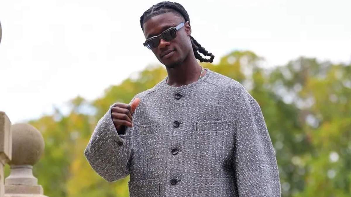 Eduardo Camavinga vistiendo con ropa llamativa. 