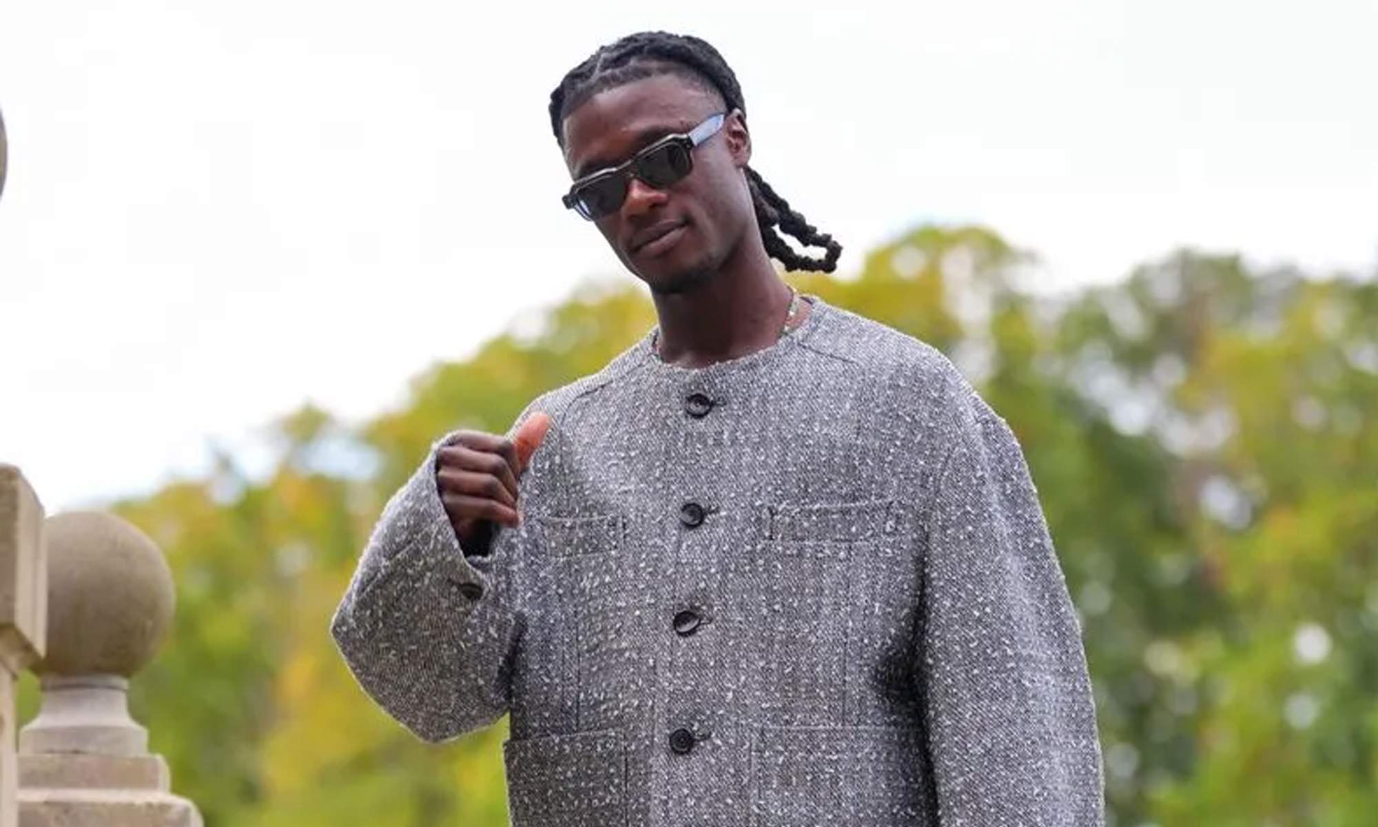 Eduardo Camavinga llegando a una concentración de la Selección Francesa.