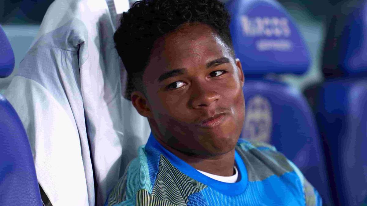 Endrick sentado en el banquillo del Real Madrid.