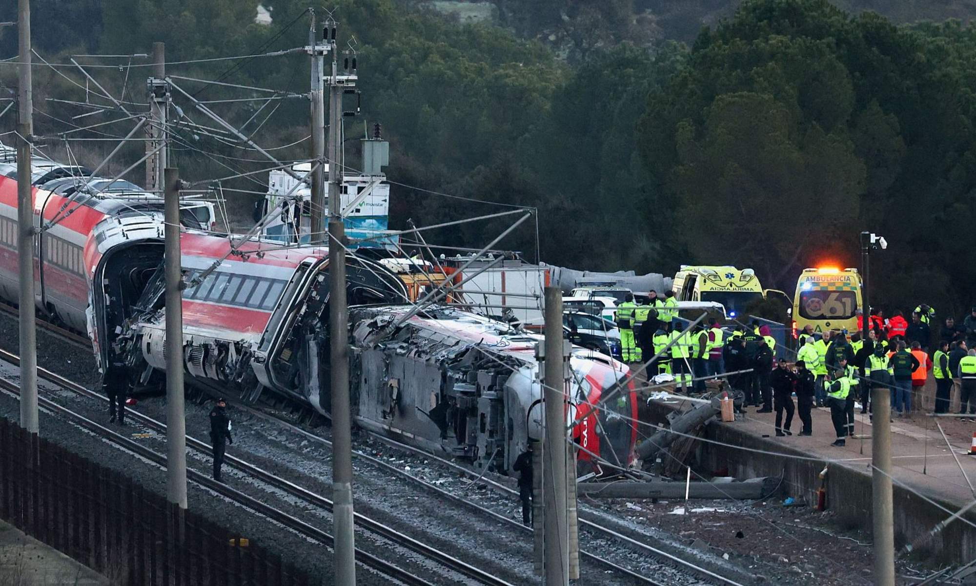 Miembros de los equipos de emergencia y la Guardia Civil en el lugar del accidente de trenes en Adamuz (Córdoba).
