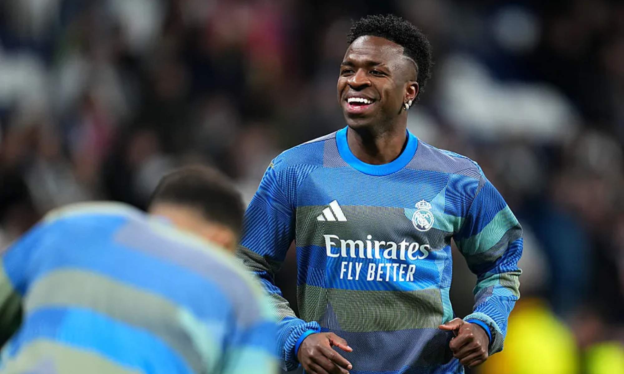 Vinicius Junior, sonriente, durante el calentamiento previo al partido contra el Mónaco.