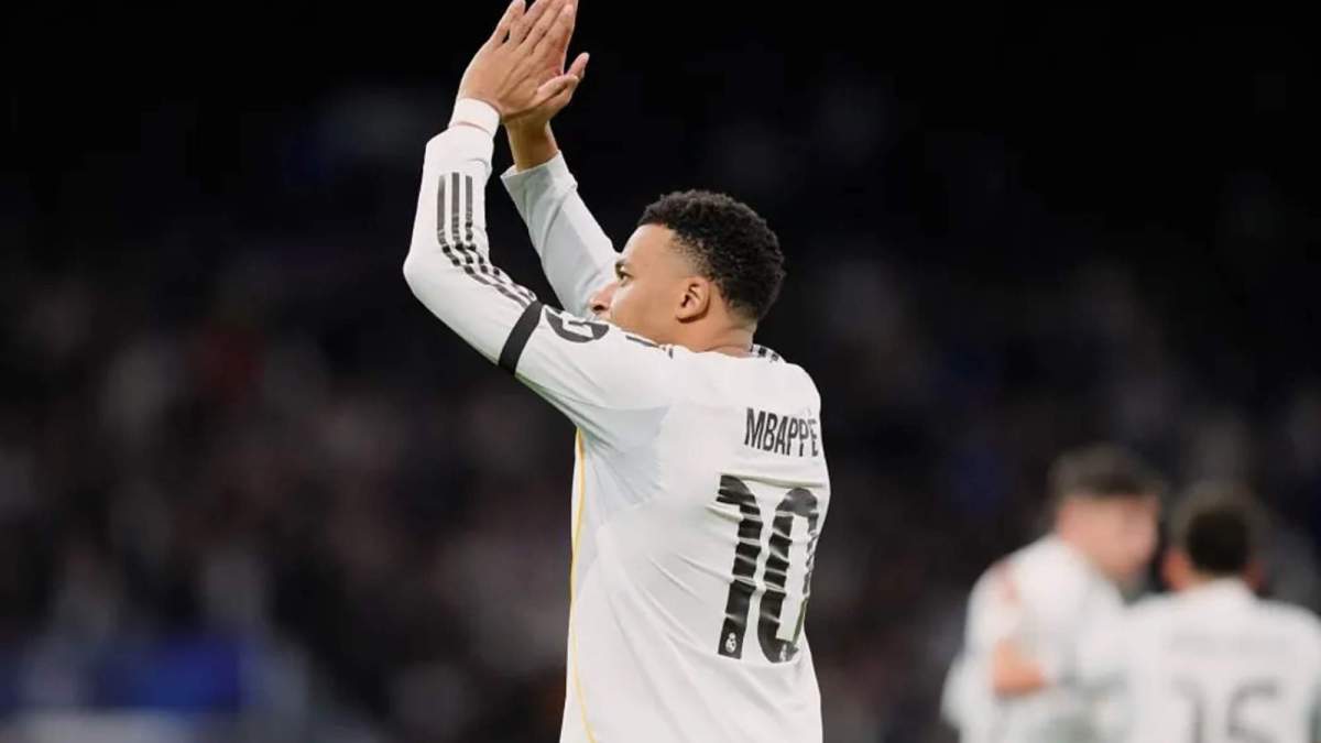 Kylian Mbappé pide perdón después de marcar el primer gol del partido del Real Madrid ante el Mónaco. 