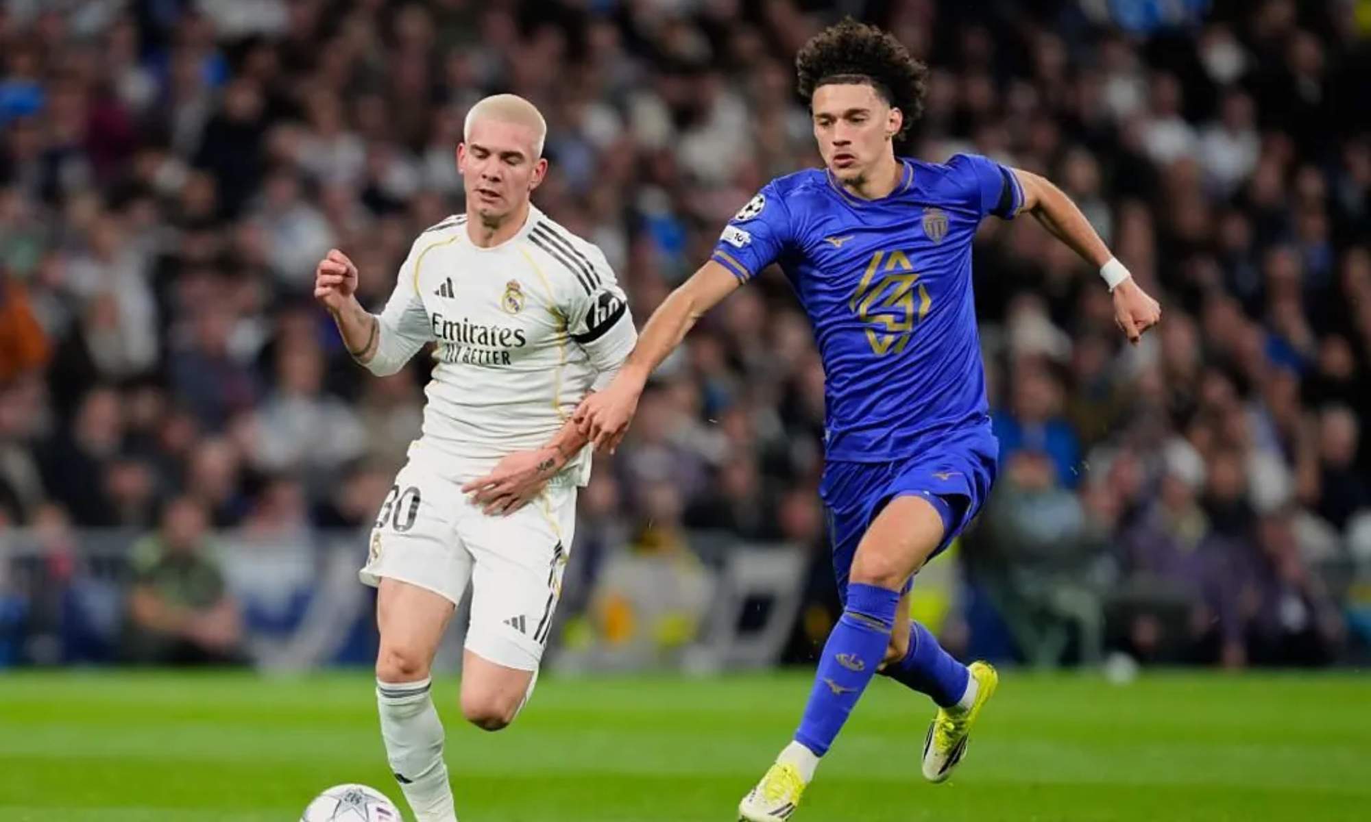 Maghnes Akliouche, intentando cortar una subida de Franco Mastantuono por la banda derecha del Real Madrid.