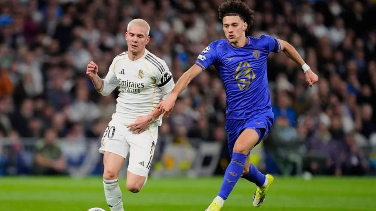 Maghnes Akliouche, intentando cortar una subida de Franco Mastantuono por la banda derecha del Real Madrid.