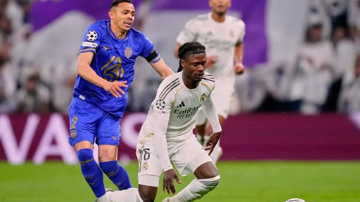 Eduardo Camavinga sufre una falta realizada por Vanderson durante el partido entre el Real Madrid y el Mónaco.