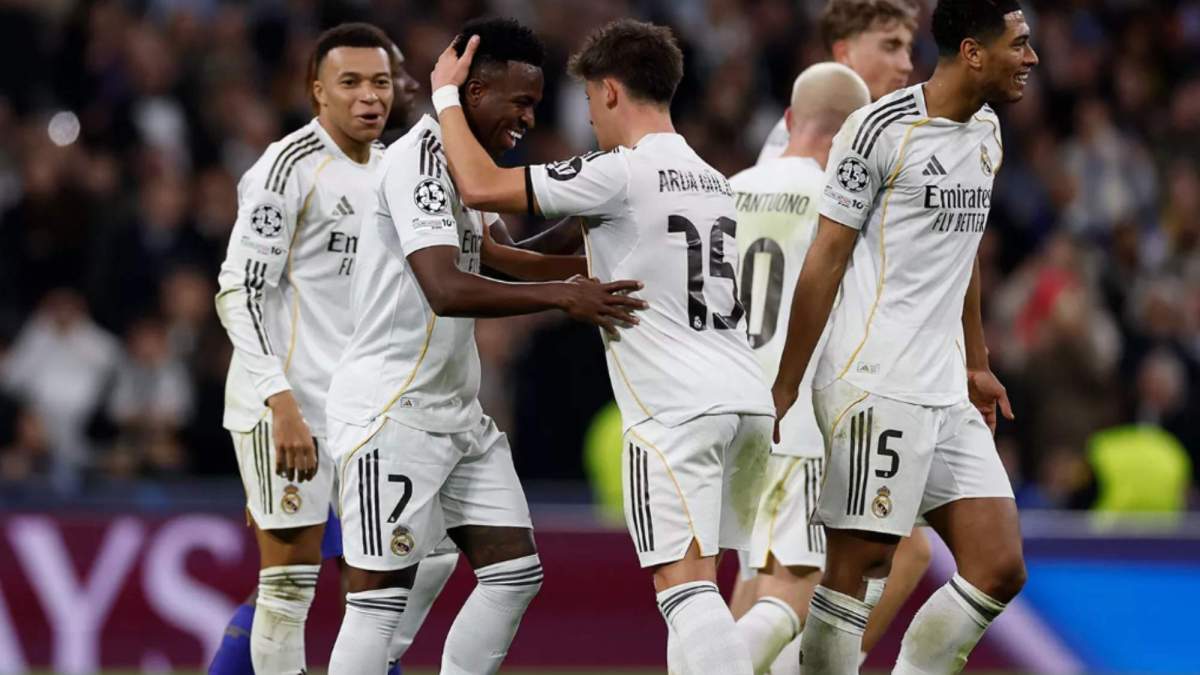 Vinicius celebrando su gol junto a varios compañeros (1)