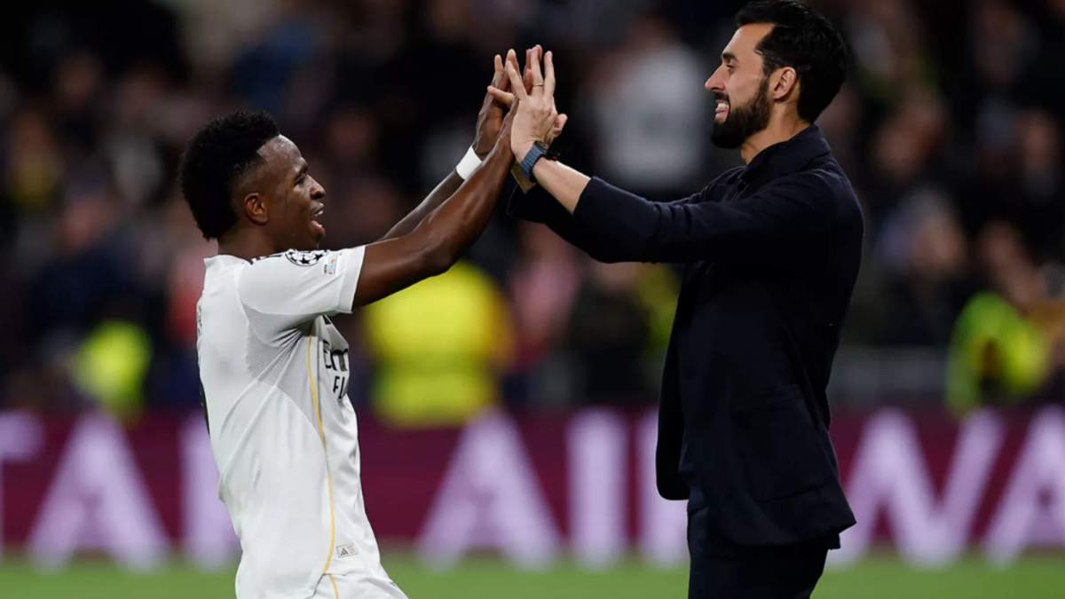 Abrazo entre Vinicius y Arbeloa