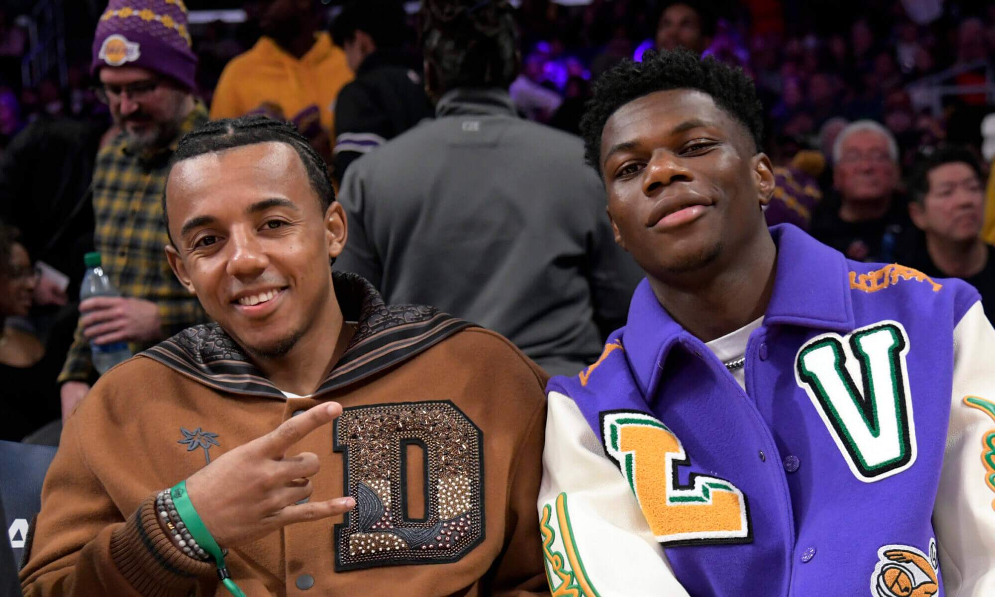 Jules Koundé y Aurélien Tchouaméni viendo un partido de la NBA. 