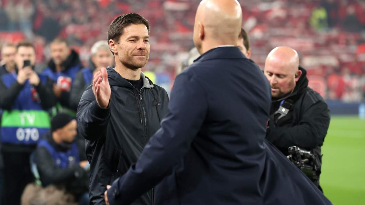 Xabi Alonso saludando a Arne Slot en el Liverpool - Real Madrid. 