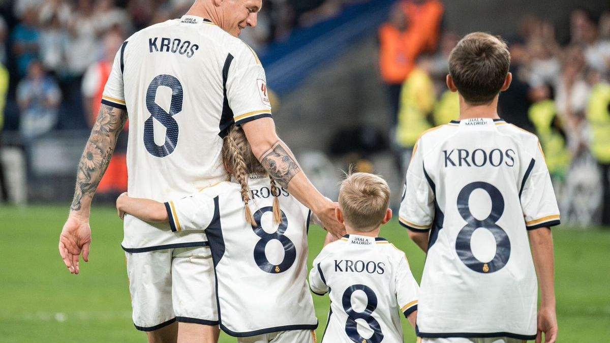 Toni Kroos despidiéndose del Santiago Bernabéu con sus hijos.