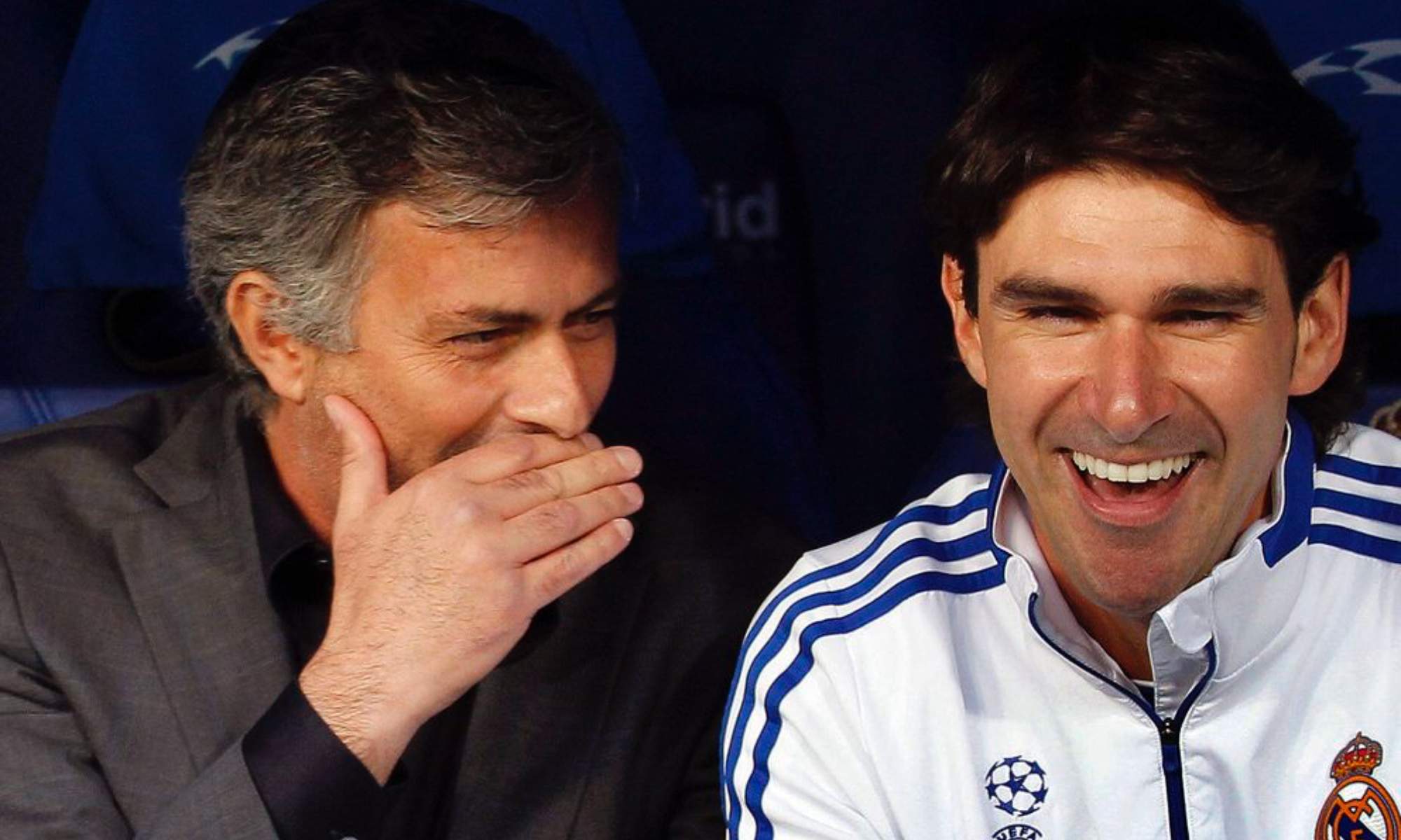 José Mourinho, hablando con Aitor Karanka, durante la etapa de ambos en el banquillo del Real Madrid.