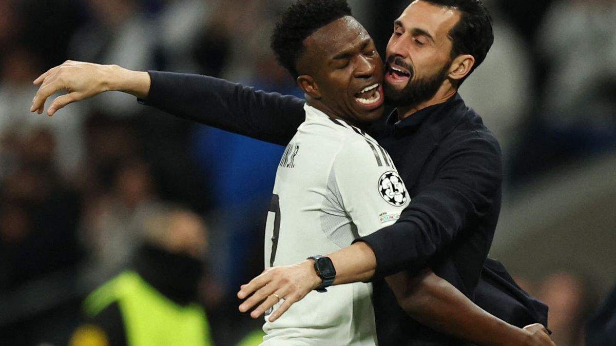 Vinicius a Arbeloa después de su gol frente al Mónaco Vinicius a Arbeloa después de su gol frente al Mónaco