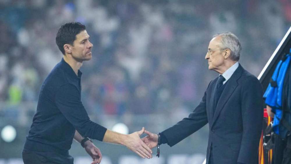Xabi Alonso choca la mano de Florentino Pérez tras perder la Supercopa de España en Arabia Saudí.