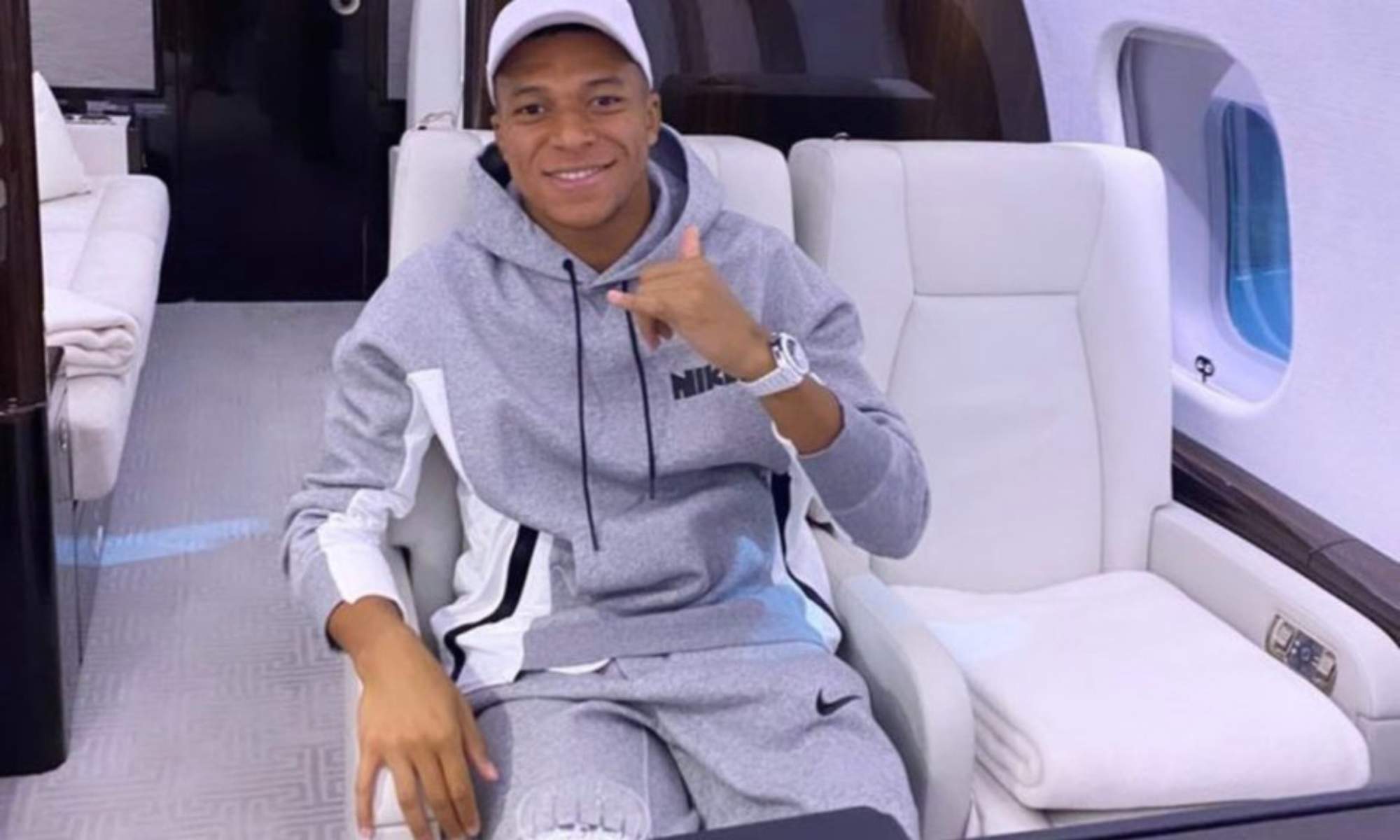 Kylian Mbappé, sentando en un avión hace unos años durante un viaje privado.