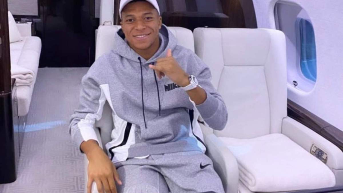 Kylian Mbappé, sentando en un avión hace unos años durante un viaje privado. Kylian Mbappé, sentando en un avión hace unos años durante un viaje privado.