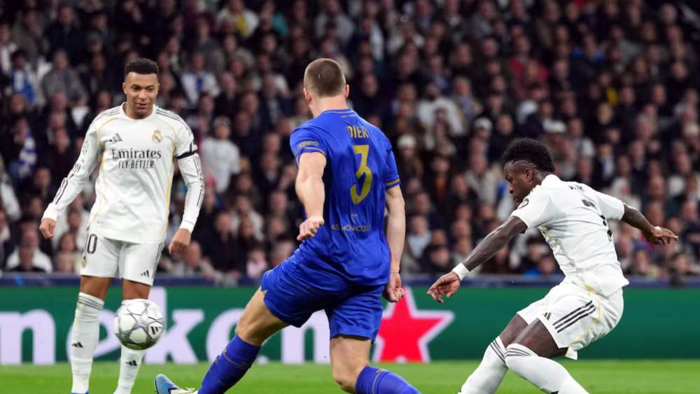 Vinicius Junior, dispara para anotar el quinto gol del Madrid contra el Mónaco este martes en el Bernabéu.