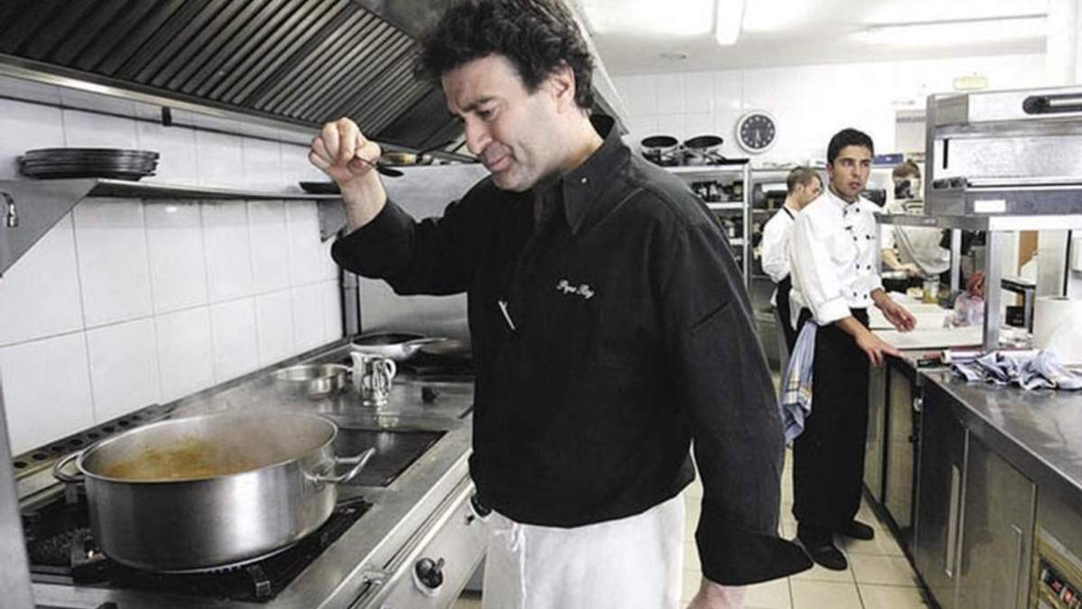 Pepe Rodríguez en la cocina de su restaurante, El Bohío Pepe Rodríguez en la cocina de su restaurante, El Bohío