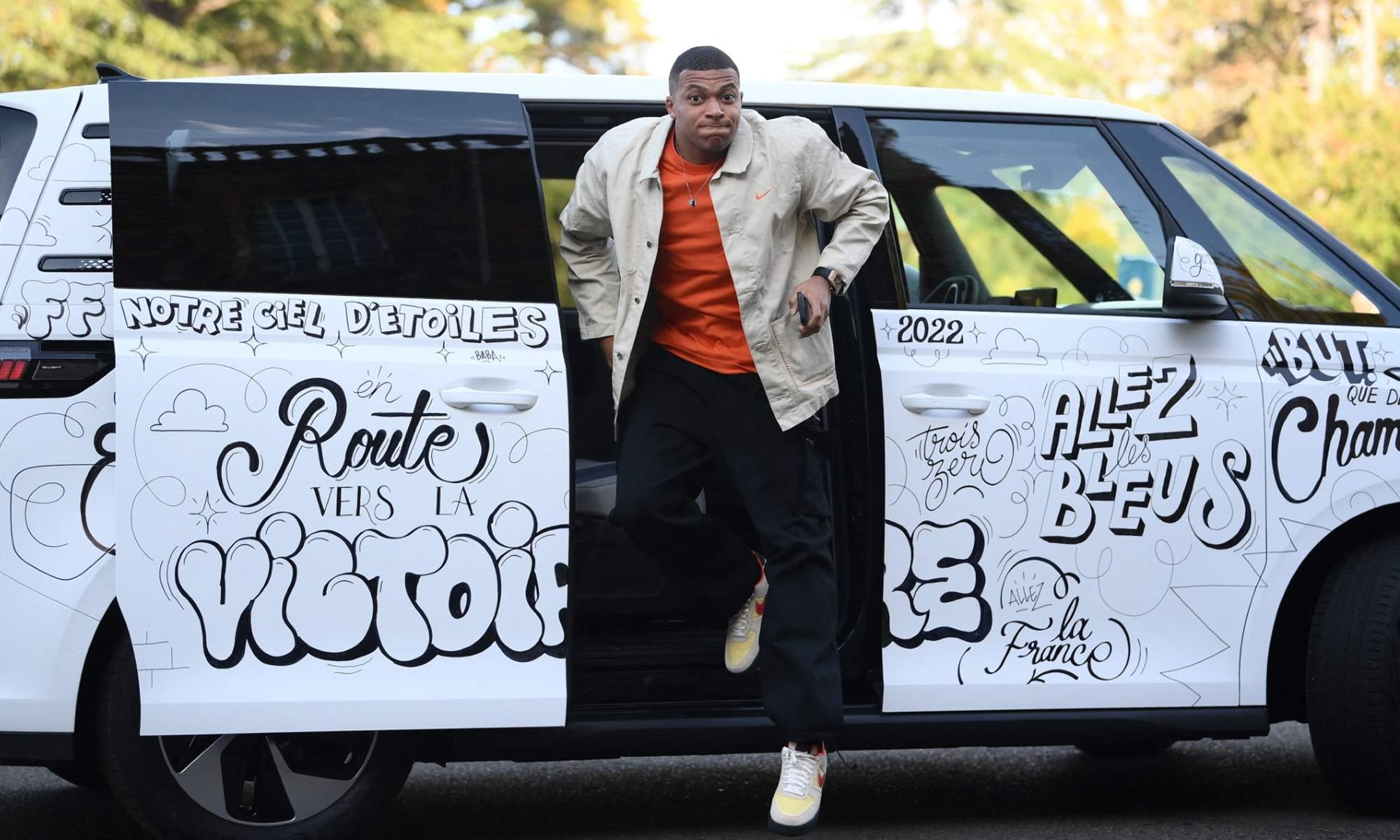 Kylian Mbappé saliendo de un coche.
