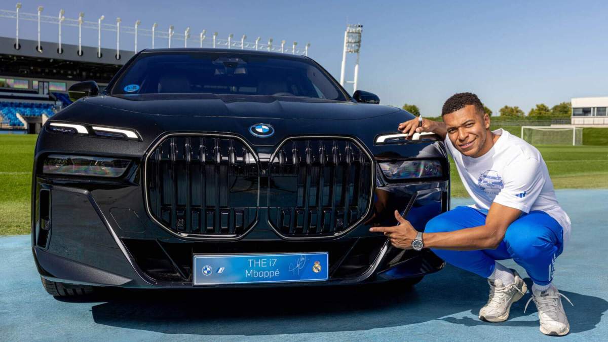 Kylian Mbappé con uno de los coches que le prestan por ser jugador del Real Madrid.