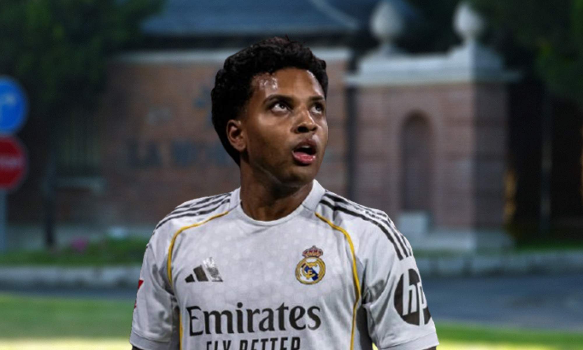 Rodrygo Goes con la camiseta del Real Madrid y una zona de La Moraleja.
