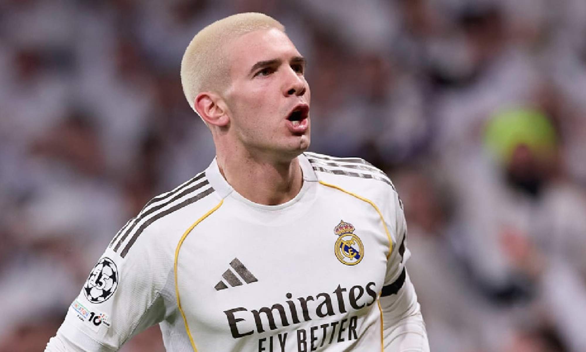 Franco Mastantuono jugando un partido con el Real Madrid.