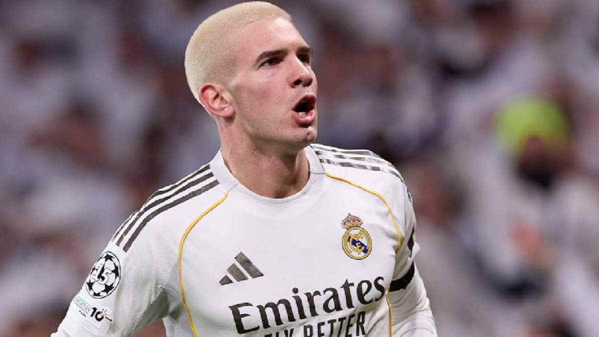 Franco Mastantuono jugando un partido con el Real Madrid.