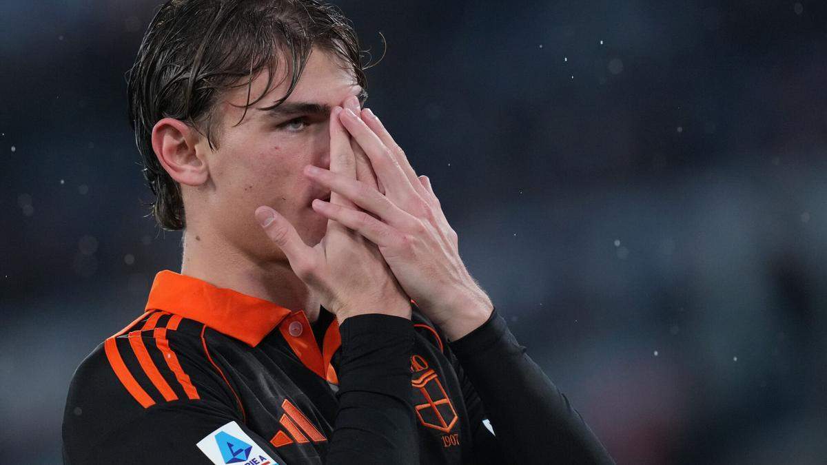 Nico Paz celebrando un gol con el Como. 