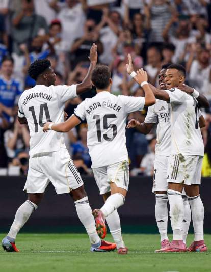 Jugadores del Real Madrid celebrando un gol en el Santiago Bernabéu. Jugadores del Real Madrid celebrando un gol en el Santiago Bernabéu.